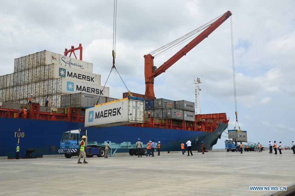 Staff members unload cargos at the new harbor of Lamu Port in Kenya. Source: http://www.xinhuanet.com/english/2021-05/21/c_139959211_7.htm