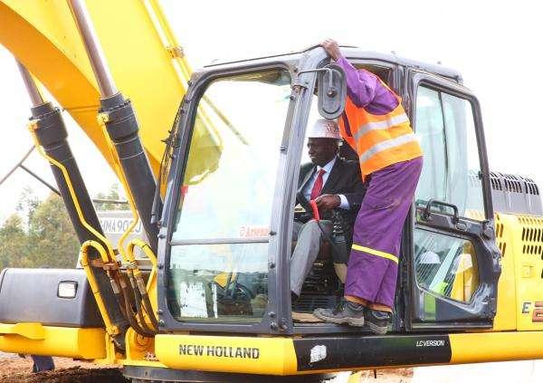 Kenyan Vice President William Ruto (L) drives an excavator to break ground on the Pearl River Special Economic Zone project, Jul 7, 2017. Source: https://www.lifeofguangzhou.com/wap/knowGZ/content.do?contextId=6378&frontParentCatalogId=199&frontCatalogId=201