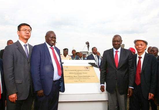 Kenyan Vice President William Ruto (L) drives an excavator to break ground on the Pearl River Special Economic Zone project, Jul 7, 2017. Source: https://www.lifeofguangzhou.com/wap/knowGZ/content.do?contextId=6378&frontParentCatalogId=199&frontCatalogId=201