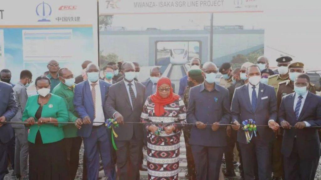 Tanzanian President Samia Suluhu Hassan cut the ribbon at the opening ceremony of the Standard Gauge Railway. Jun 14, 2021. Source: https://zhuanlan.zhihu.com/p/381579005