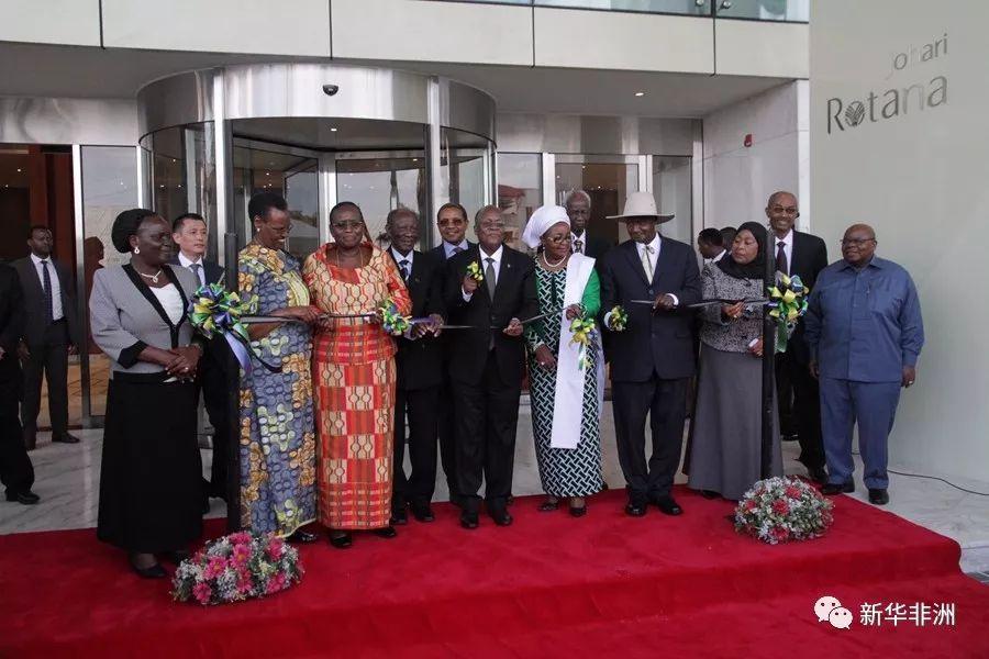 Tanzanian President Magufuli (seventh from left) and Ugandan President Museveni (fourth from right) attended the completion ceremony of the Nyerere Plaza project in Dar es Salaam. The picture shows them cutting the ribbon at the completion ceremony, Sept 6, 2019. Source: https://www.sohu.com/a/339513094_369242