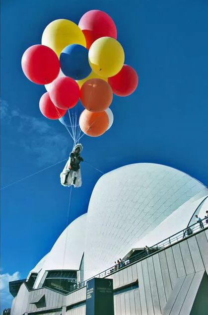  Charlotte Moorman performing Jim McWilliams’s Sky Kiss, Sydney Opera House, Sydney, Australia, April 11, 1976. Unidentified photographer, reproduced courtesy of Kaldor Public Art Projects. Courtesy of Grey Art Gallery, New York University.